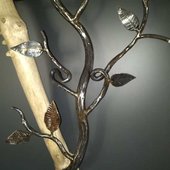 sculpture fer forger branche et feuilles sur bois flotter auvergne rhone alpes cantal