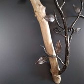 sculpture fer forger branche et feuilles sur bois flotter auvergne rhone alpes cantal