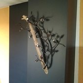 sculpture fer forger branche et feuilles sur bois flotter auvergne rhone alpes cantal