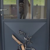 sculpture fer forger branche et feuilles sur bois flotter auvergne rhone alpes cantal